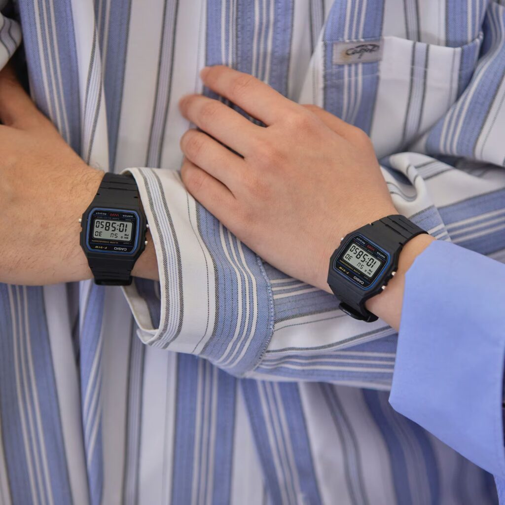 นาฬิกา Casio F-91W-1 บนข้อมือ แสดงหน้าจอเวลาแบบดิจิตอล